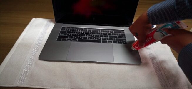 how to clean mac laptop screen