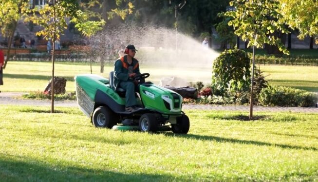 Best Riding Lawn Mower Under $1500 to $2000